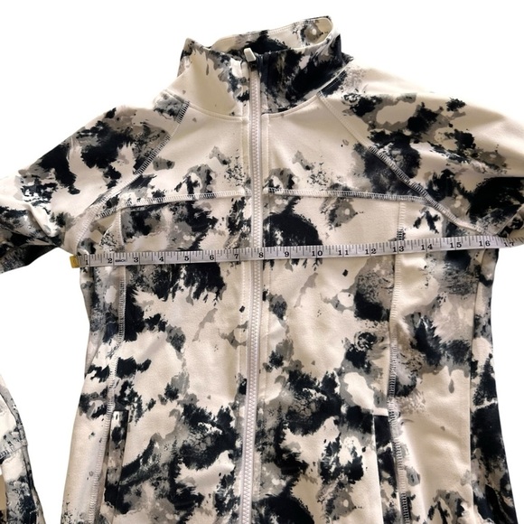 Marika yoga jacket in graphic black and white pattern woman's size L - Picture 5 of 7